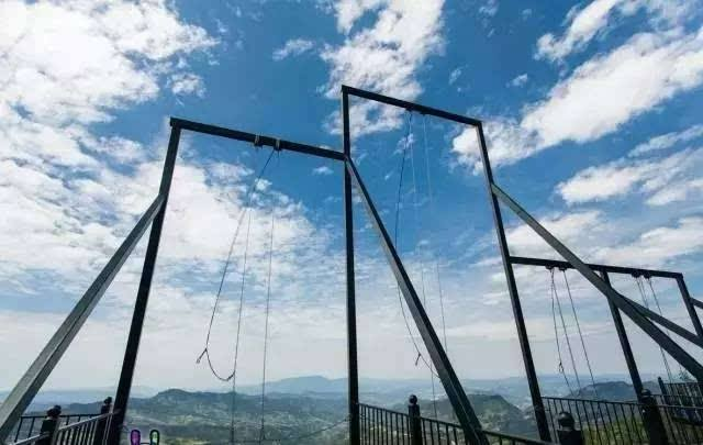 驚險刺激的懸崖秋千你敢挑戰嗎?